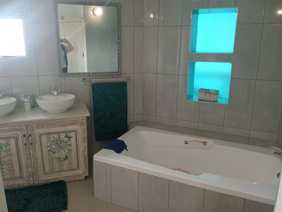 3 Bedroom Property for Sale in Wavecrest Eastern Cape